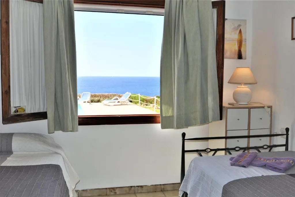 VILLA HELIOS Villa en Cala Pi con vistas despejadas