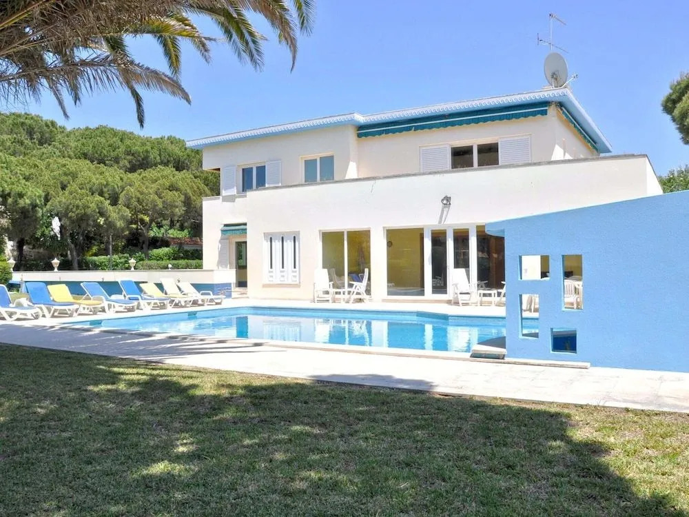 Villa in Vilamoura with Private Pool & BBQ