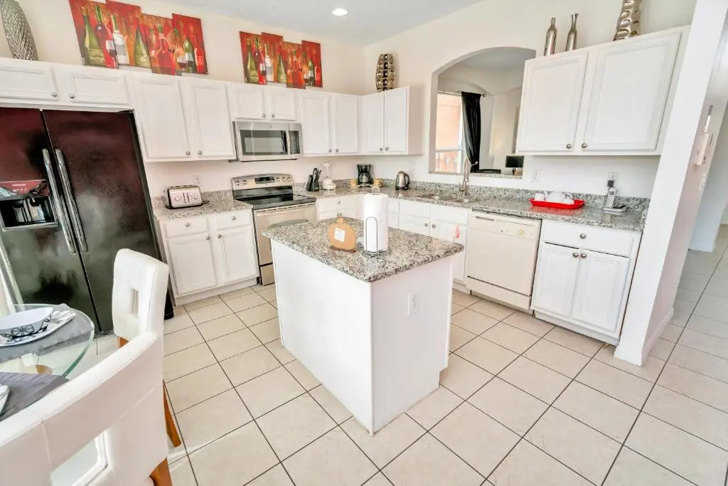 Disney Dream with Hot Tub, Pool, Xbox, Games Room, Lakeview, 10 min to Disney, Clubhouse