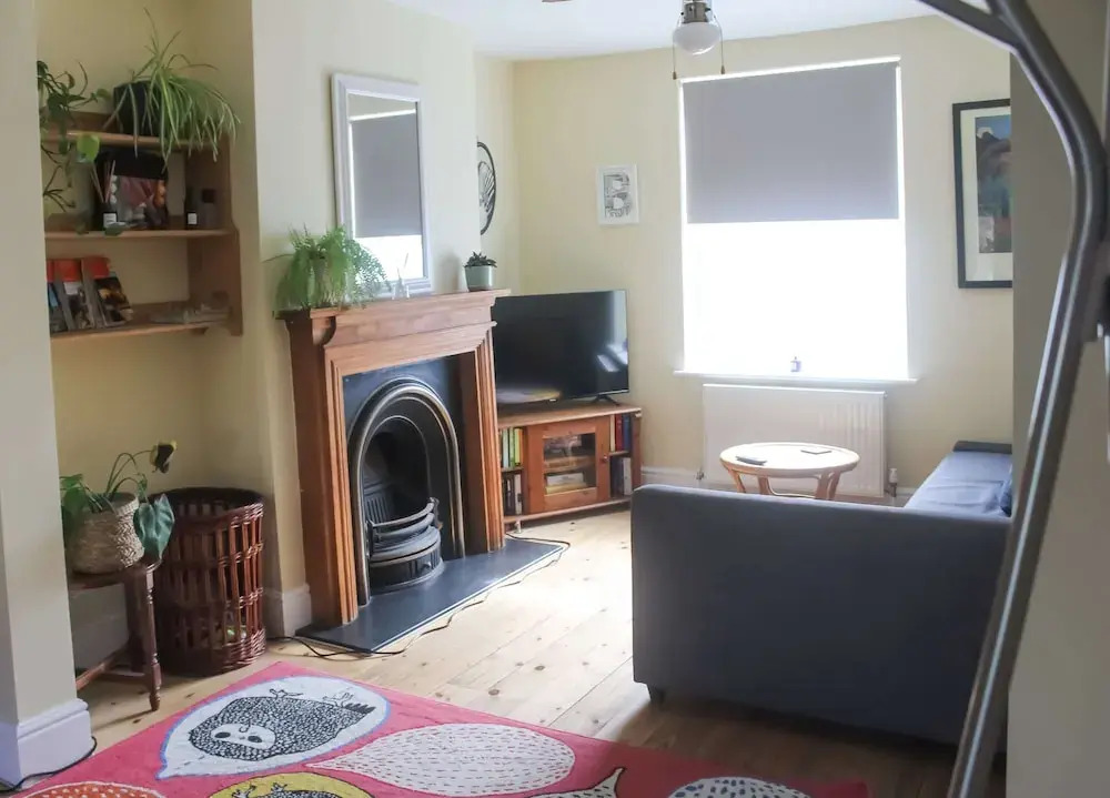 Cheerful 2 Bedroom Family Home With Private Garden