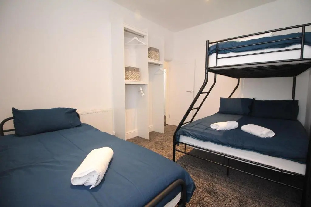 Media Manor - Fully Refurbished in 2022 - Large 6 Bedrooms, 3 Bathrooms plus Media Games Room