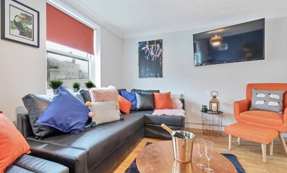 Seabright Townhouse- Super Stylish House- Parking for one Car- Sleeps up to 12