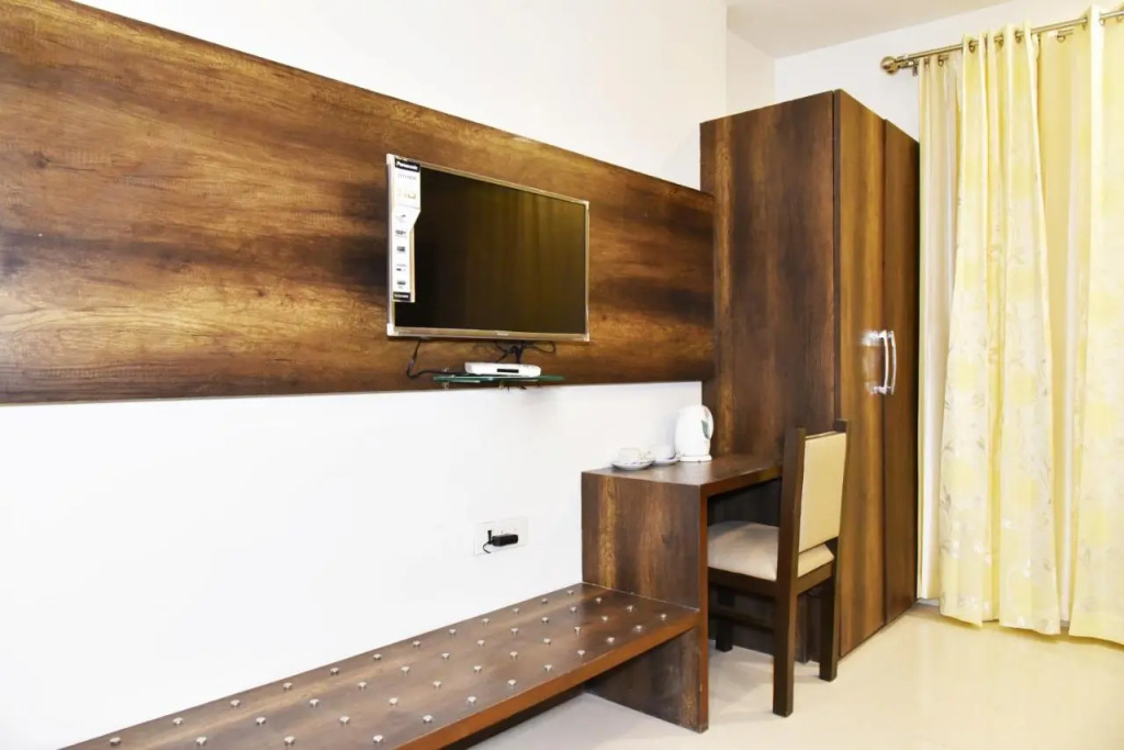 Hotel Hollywood Heights near Railway station