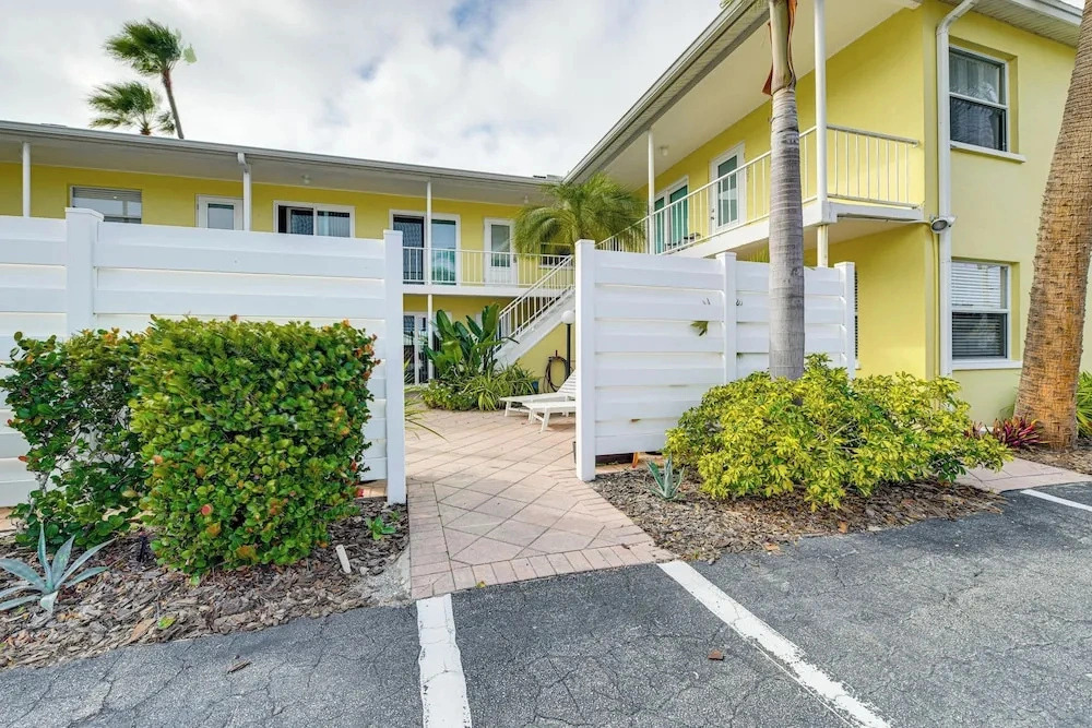 Walk to Venice Beach & Downtown! Couples Condo