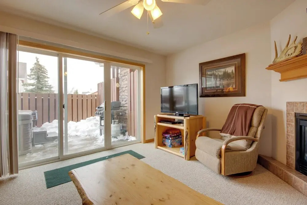Condo in Cedar Creek w/ Shuttle to Big Sky Resort!