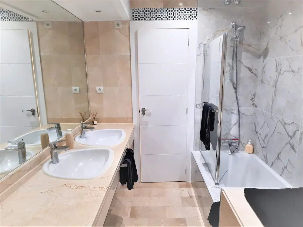 Beachfron Puerto Banus, 2 bed apt Playas Del Duque, Free Wifiparking 3 Pools
