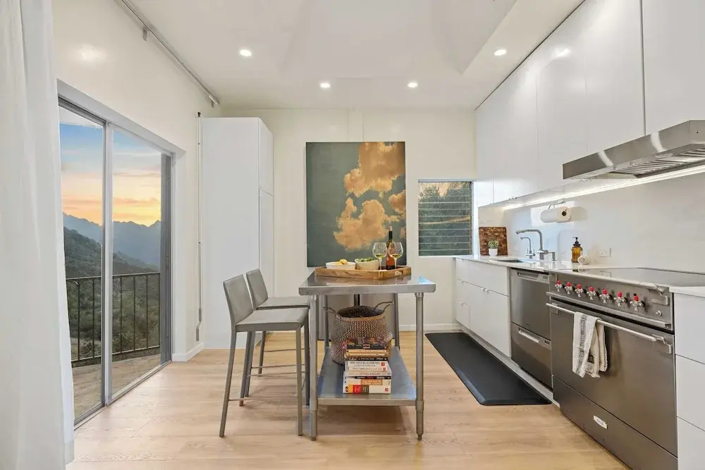 Malibu Hills Home w/ Balcony & Mountain Views Cielo Curve by Avantstay