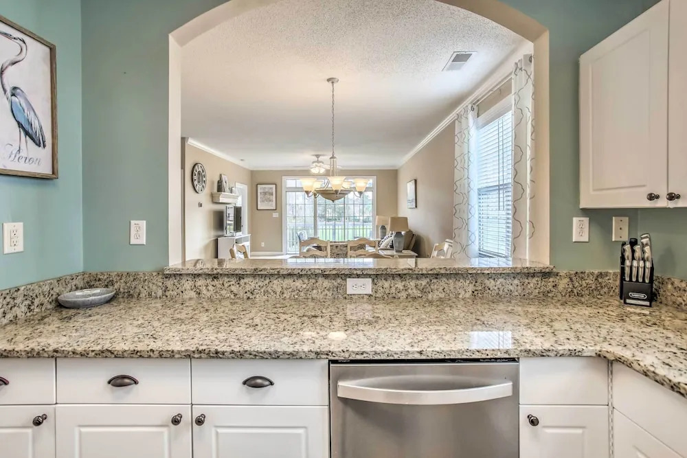 Pool, Beach & Golf: Barefoot Resort Condo!