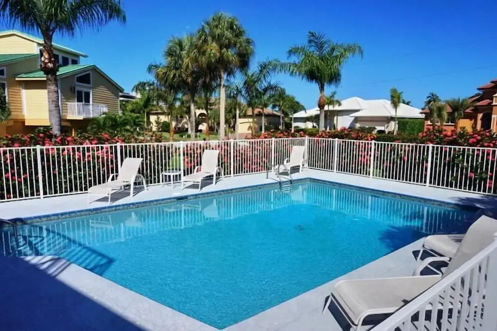 KEN407 5 Bedroom Holiday Home by Marco Naples Vacation Homes
