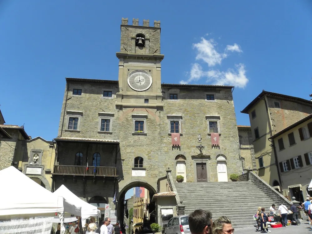 Bright, Bright, Spacious, 1 Bedroom Apartment in the Heart of Tuscany