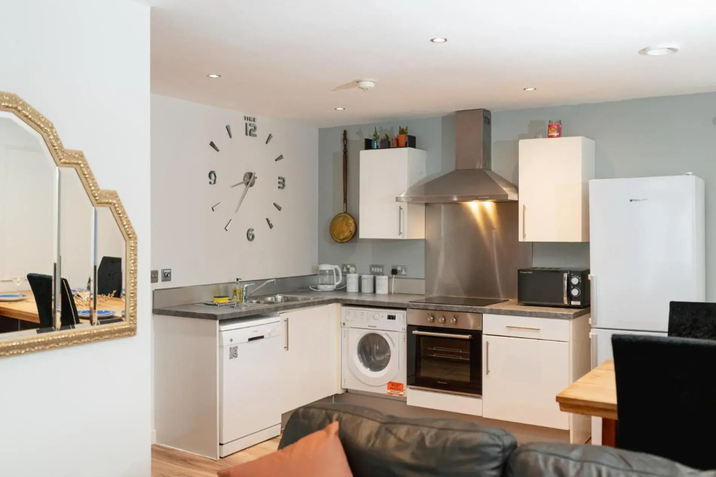 SideMersey Livings - Central Stay In 2 Bedroom Apartment with Parking