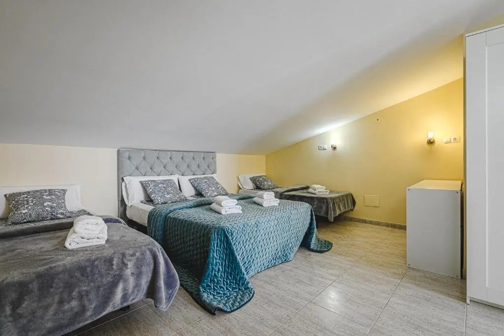 RED Large family apartment, three floors, 10 guests