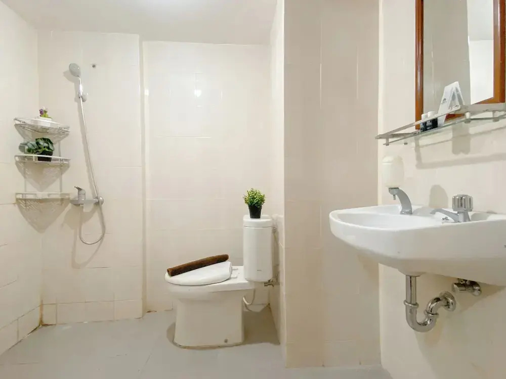 Studio Near Rajawali Station At Amethyst Apartment