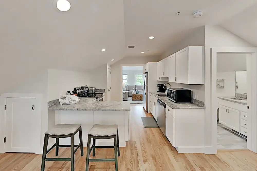 Lavish : Amazing Locale Near Dining & Beach 1 Bedroom Condo