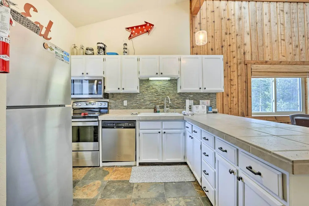 Winter Park Condo w/ Hot Tub, 3 Mi to Slopes!