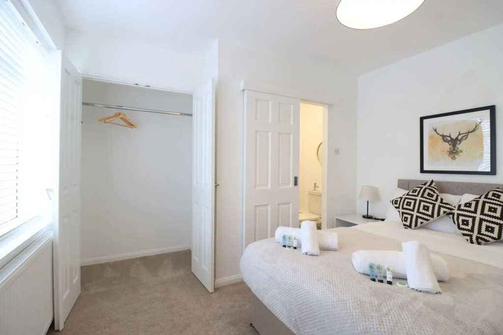 Detached Bungalow I Sleeps 7 I Driveway Parking I Excellent Location I Fast WiFi I Self-Check-In I By Yoko Property