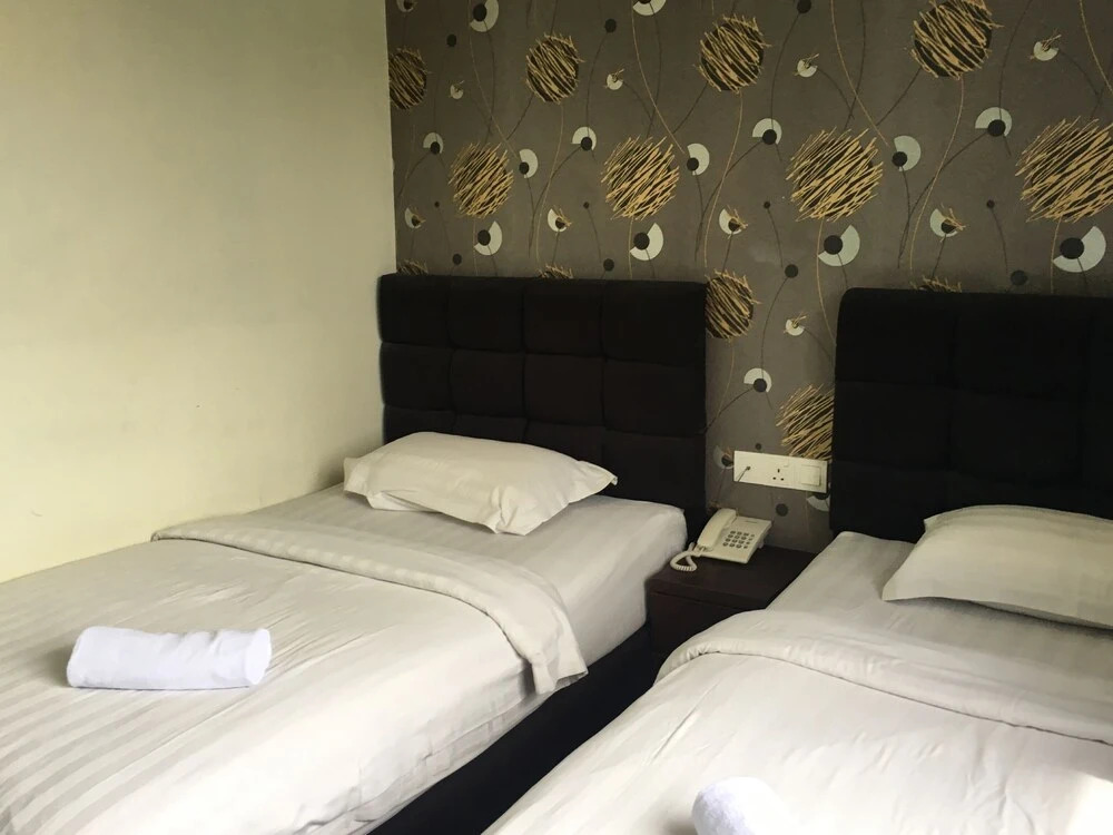 OYO 89856 MF Hotel