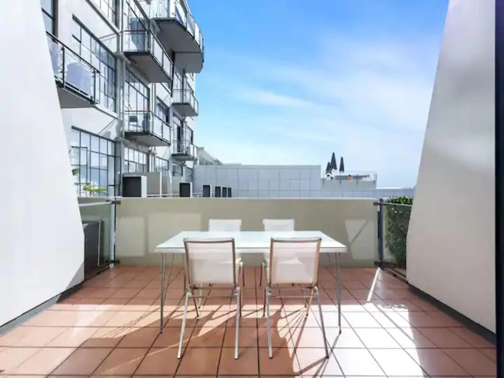 Lovely Bright Apt w/ Pool and Gym by Zodiak Stays