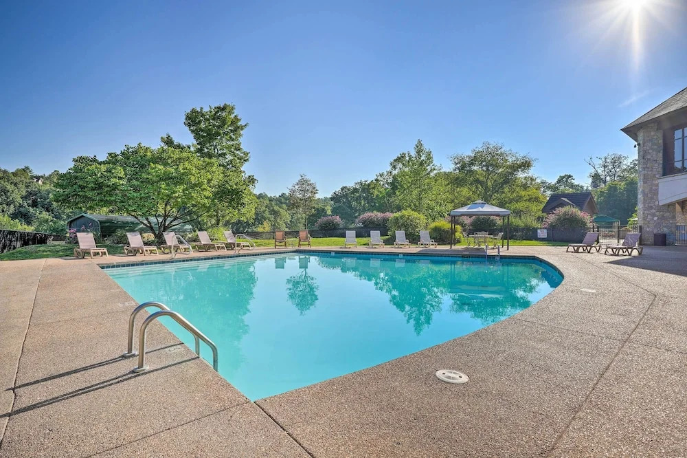 Branson West Golf Getaway w/ Pool Access!