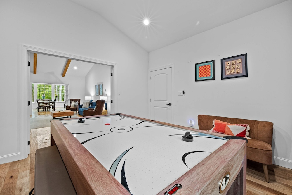 Luxe Lakefront 10min2jfbb w Beach Gameroom Firepit