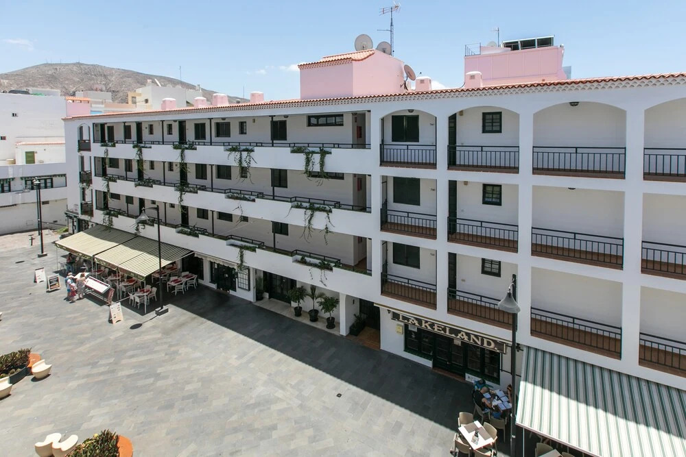 The Midpoint Apartment, Coastal Life Between the Two Beaches