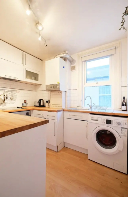 Sunny, Bohemian-style Flat For 4 in Queens Park