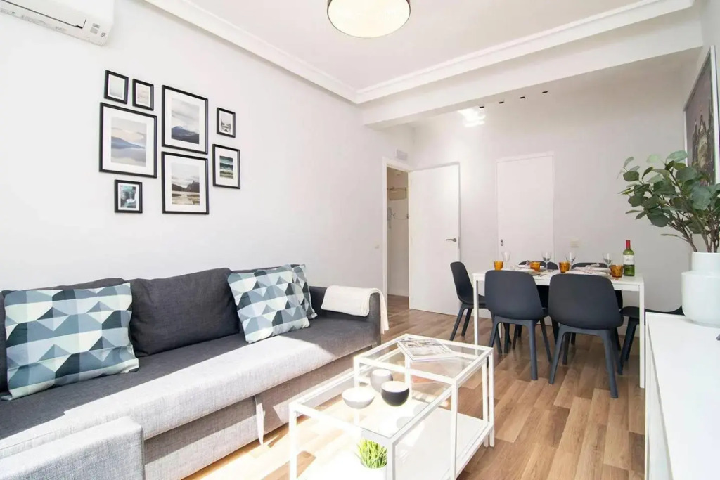 Sunny Apartment at the foot of Royal Palace by Batuecas