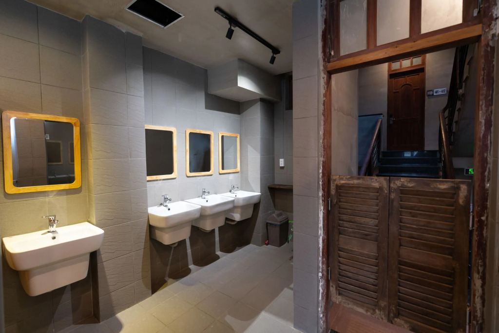 9 Hostel and Bar