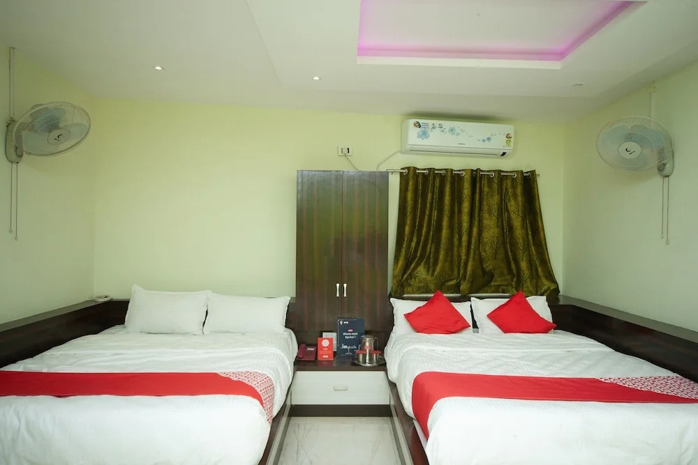 OYO 27032 Sri Kumaran Residency