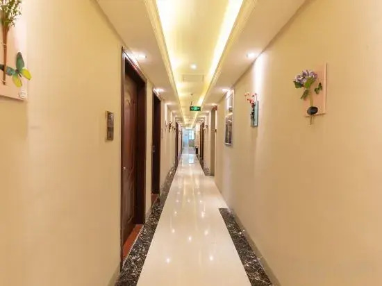 Sweet Fruit Light Luxury Hotel (Haikou Fruit Market Overseas Chinese Middle School Branch)