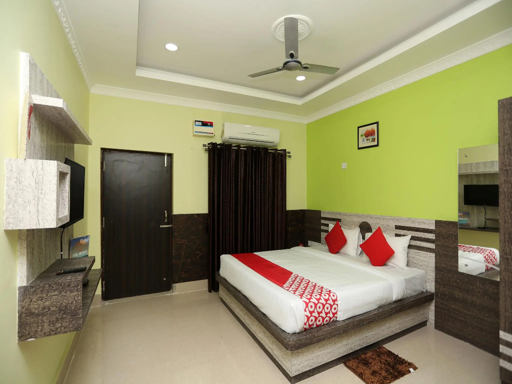 OYO 24317 Aditya Guest House 3