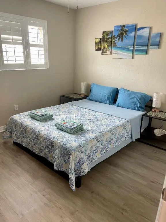 Lovely 2 bedroom 1 bathroom minutes from the beach