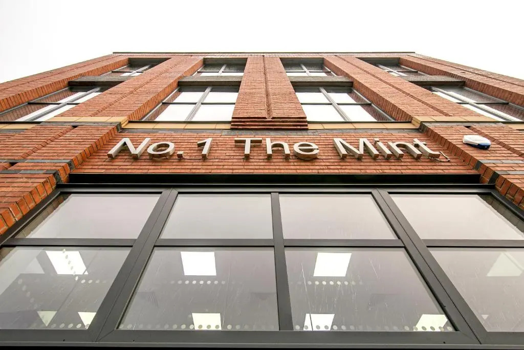 Zen Modern 2 Bedroom Apartment close to city centre ideal for a group of 4-6