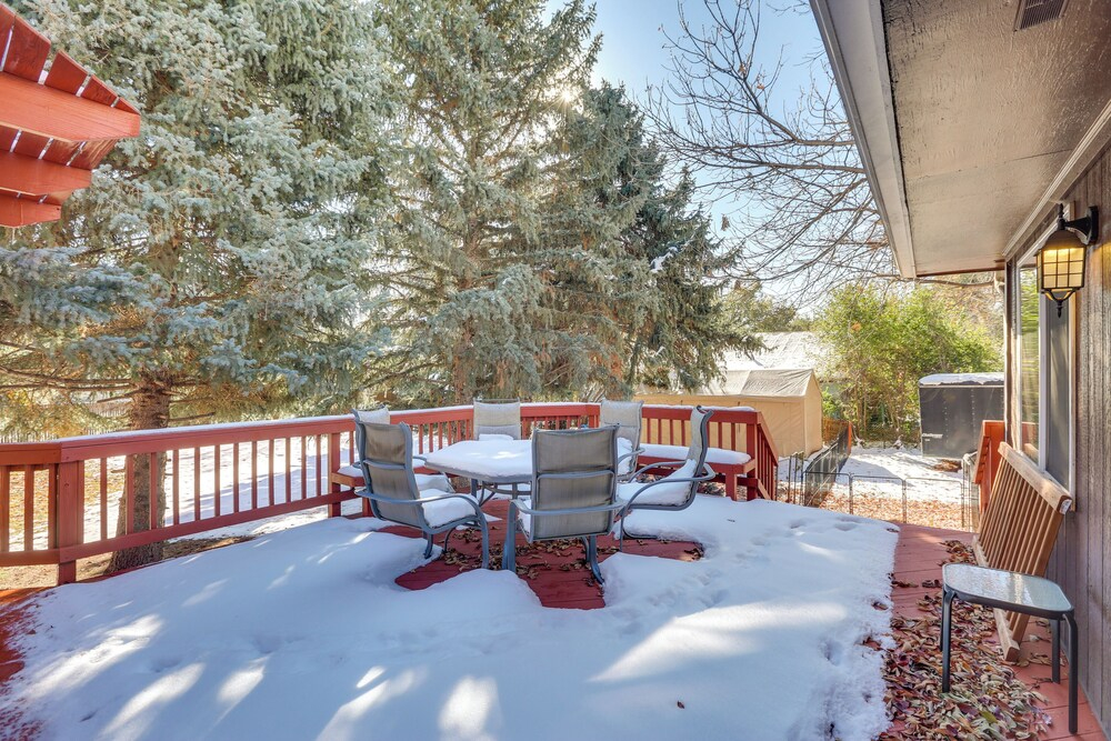7 Mi to Downtown Denver: Lakewood Gem w/ Deck!