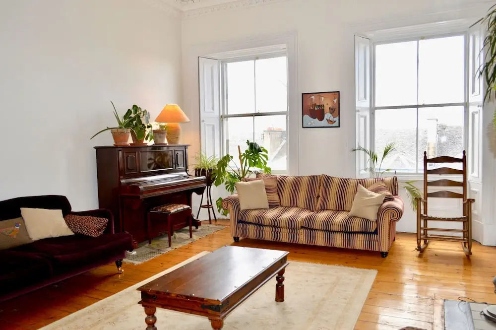 Sophisticated 2 Bedroom Edinburgh Flat Near Old Town