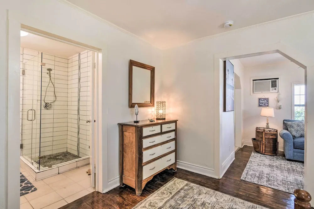 Blue Dolphin' Cottage: Walk to Galveston Seawall!