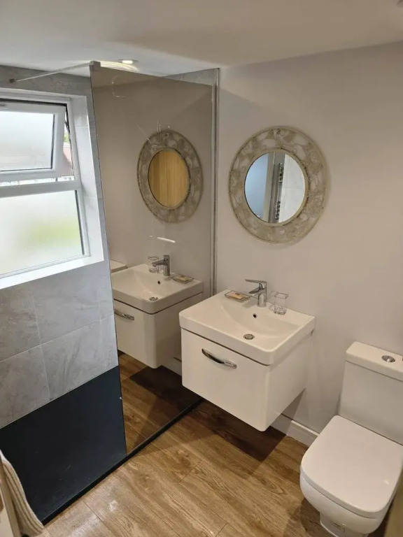 Spacious 4-bed House Close to LHR and London