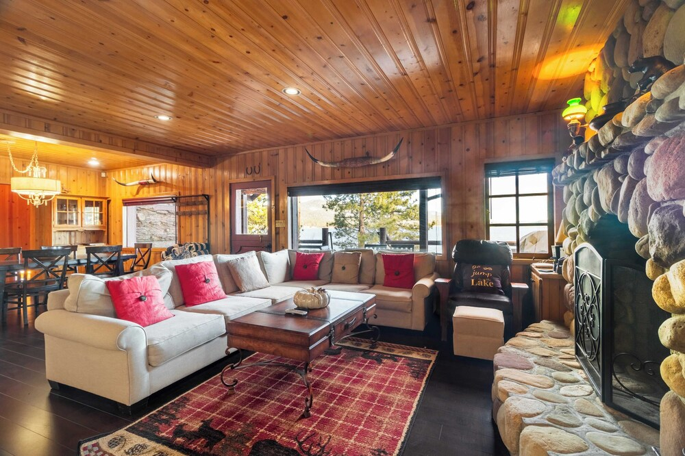 Shoreline Lakehouse by Avantstay Majestic Lakefront Cabin w/ Hot Tub & Fire Pit!