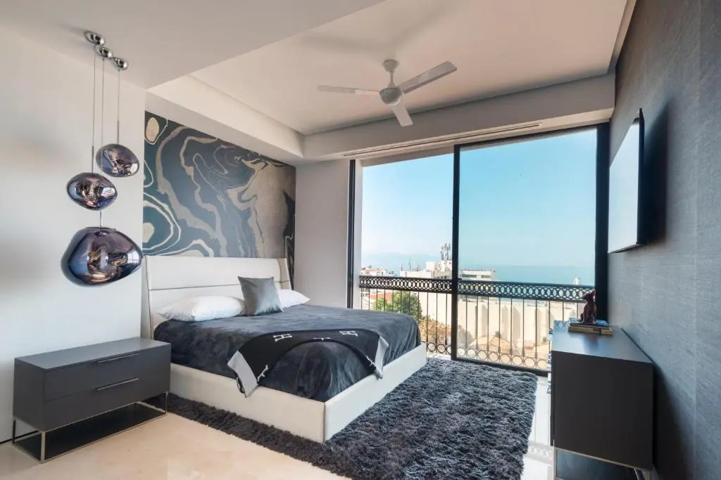 PIER 57 - 510 Luxury Rooftop 2 BR Condo in Romantic Zone