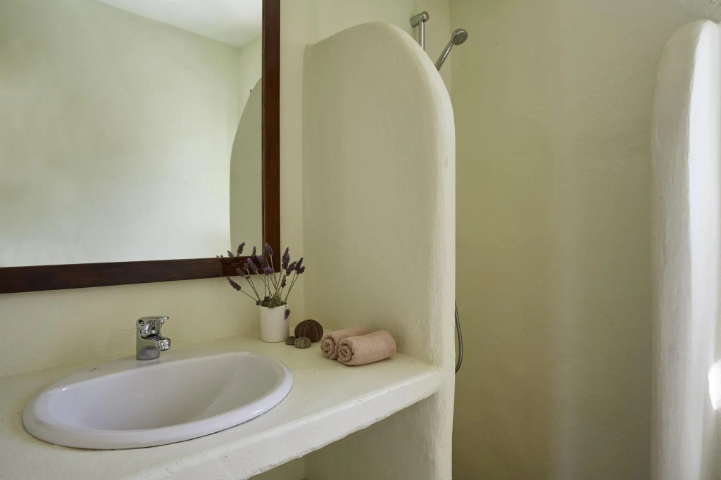 Spacious 6 bdrm Stone Villa with Pool