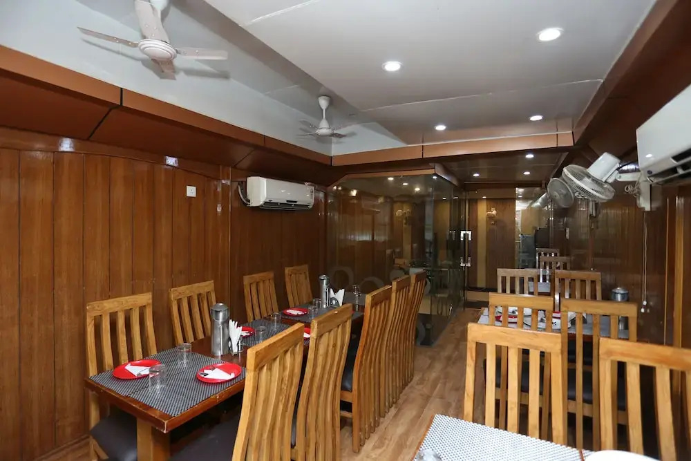 OYO 18870 Hotel Lajja Palace