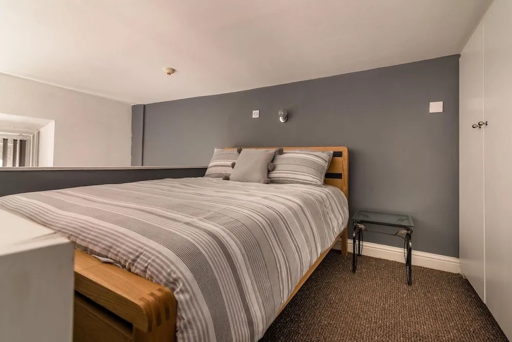 1 Bed Old Town City Studio near Theatre Suit Work or Leisure