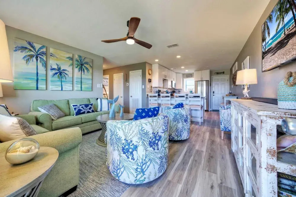 2 Condos Beach Access, 2 Pools, Pickleball & Tennis Island Retreat Complex