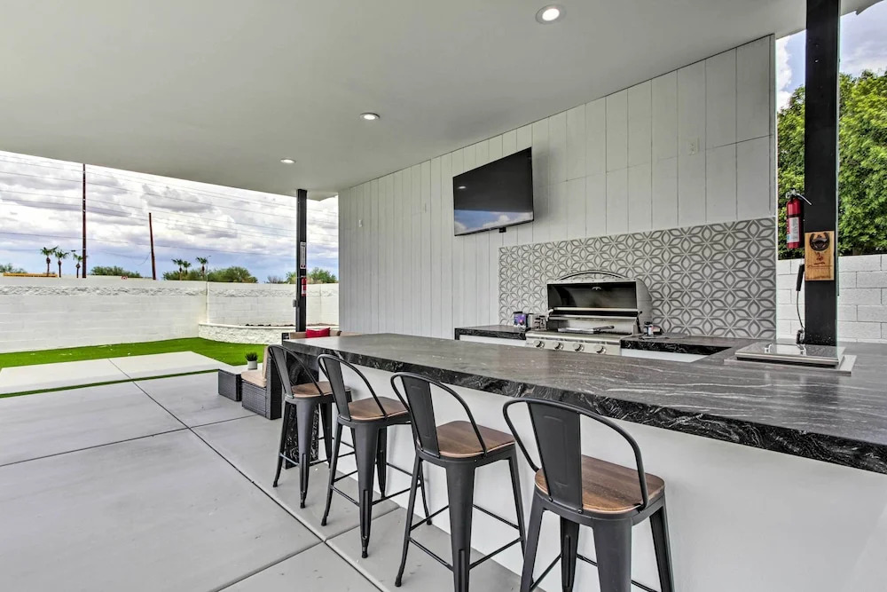 Putting Green & Gazebo: Upscale Peoria Home