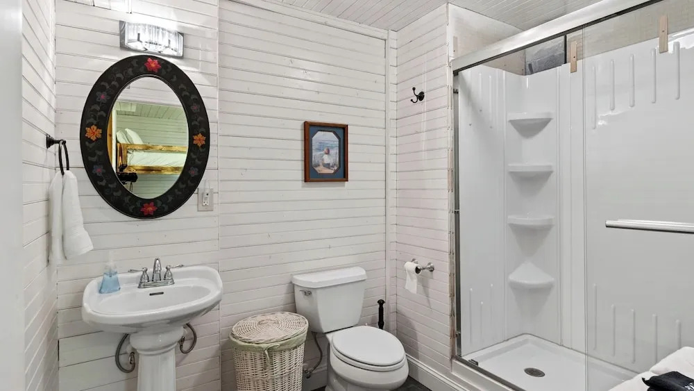 The Hearthwood by Avantstay Cozy Cabin + Bunks Screened Porch + Firepit Table + Grill Mins to Waterfalls + Brevard