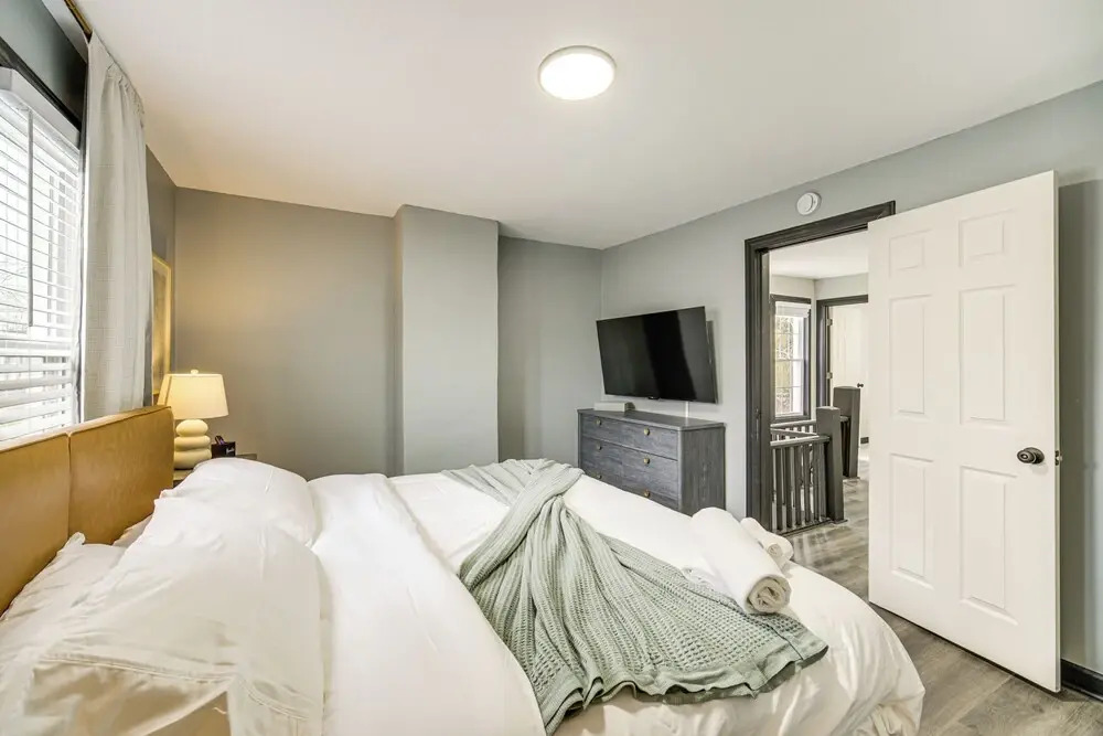 4 Mi to Dtwn: Modern Retreat w/ Yard in Cleveland