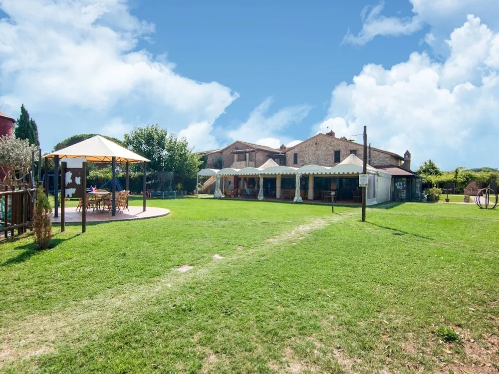 Farmhouse by Lake Trasimeno with Pool