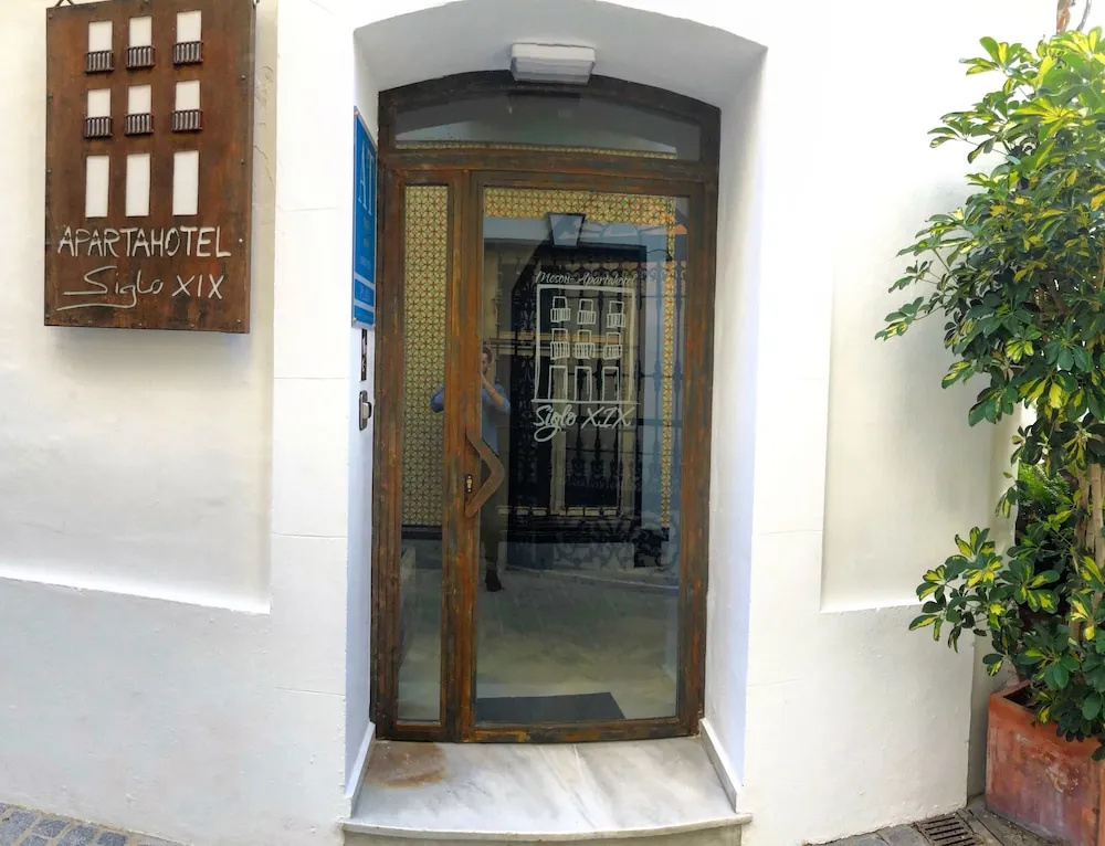 La Casa Amarilla Rooms & Suites