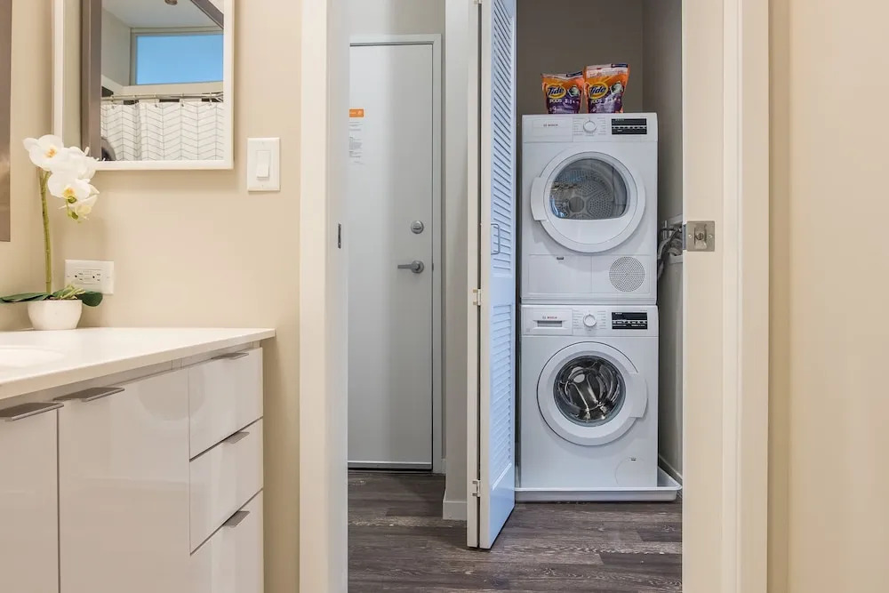 1 BR & 2 BR Apt in Central Business District by Frontdesk