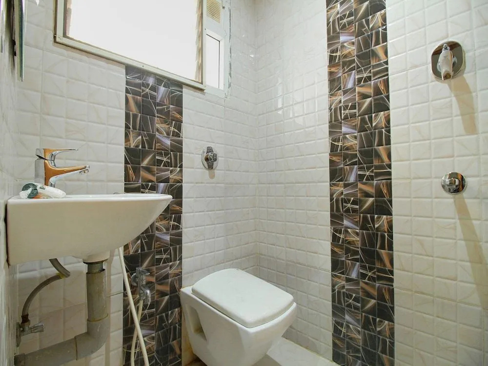 OYO 15948 Hotel Srees